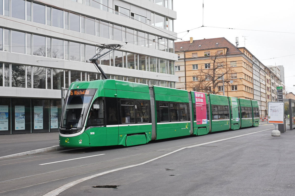 Be 6/8 Flexity 5010, auf der Linie 6, bedient die Haltestelle Gewerbeschule. Die Aufnahme stammt vom 23.11.2018.