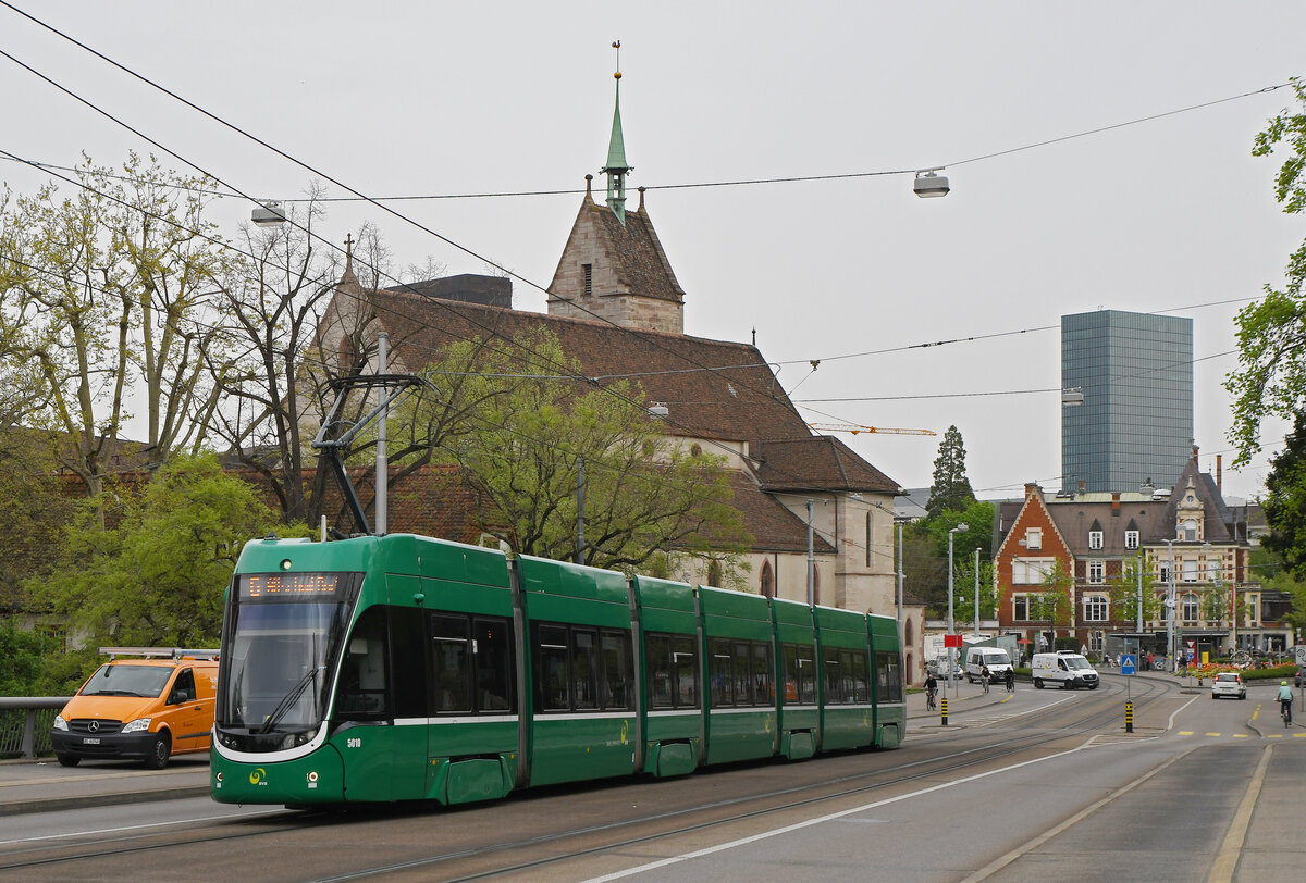 Be 6/8 Flexity 5010, auf der wegen einer Grossbaustelle am Steinenberg umgeleiteten Linie 6, überquert am 08.04.2024 die Wettsteinbrücke.