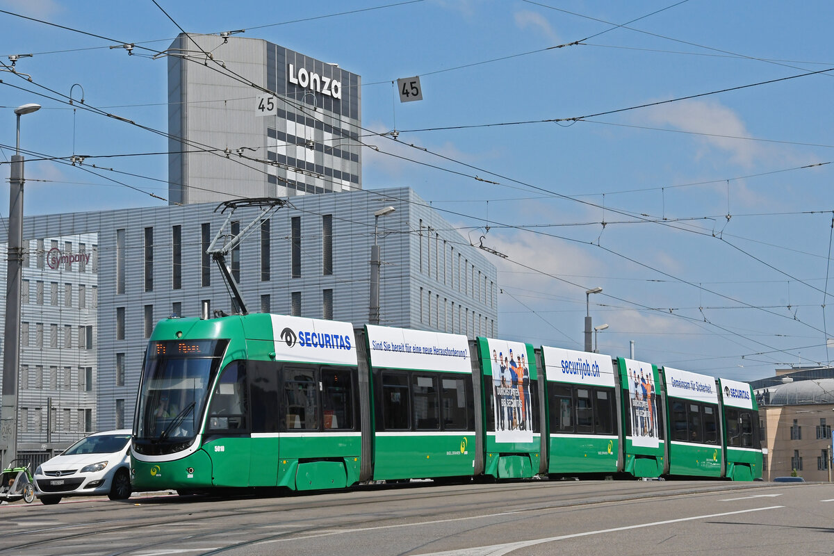 Be 6/8 Flexity 5010, auf der wegen einer Grossbaustelle zwischen Hardstrasse und Pratteln umgeleiteten Linie 14, überquert am 24.06.2024 die Münchensteinerbrücke.