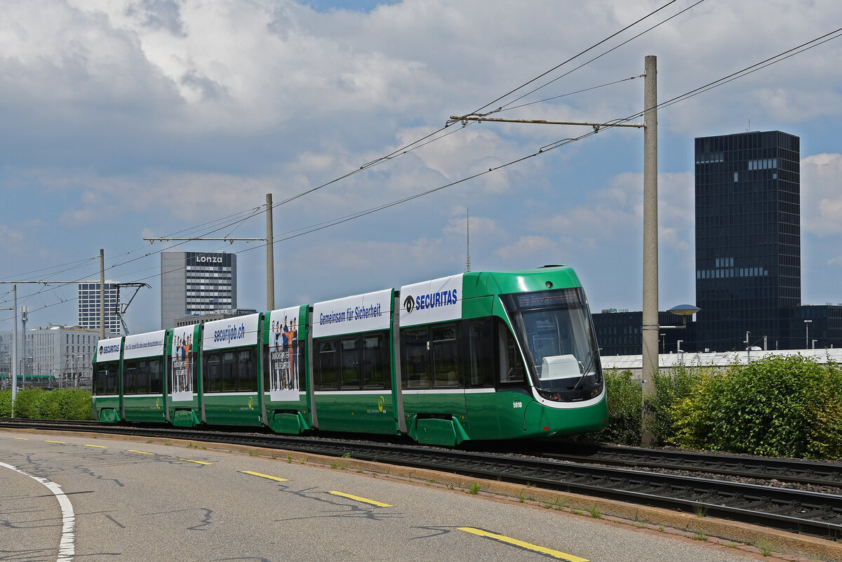 Be 6/8 Flexity 5010, auf der wegen einer Grossbaustelle zwischen Hardstrasse und Pratteln umgeleiteten Linie 14, fährt am 24.06.2024 zur Haltestelle Münchensteinerstrasse.