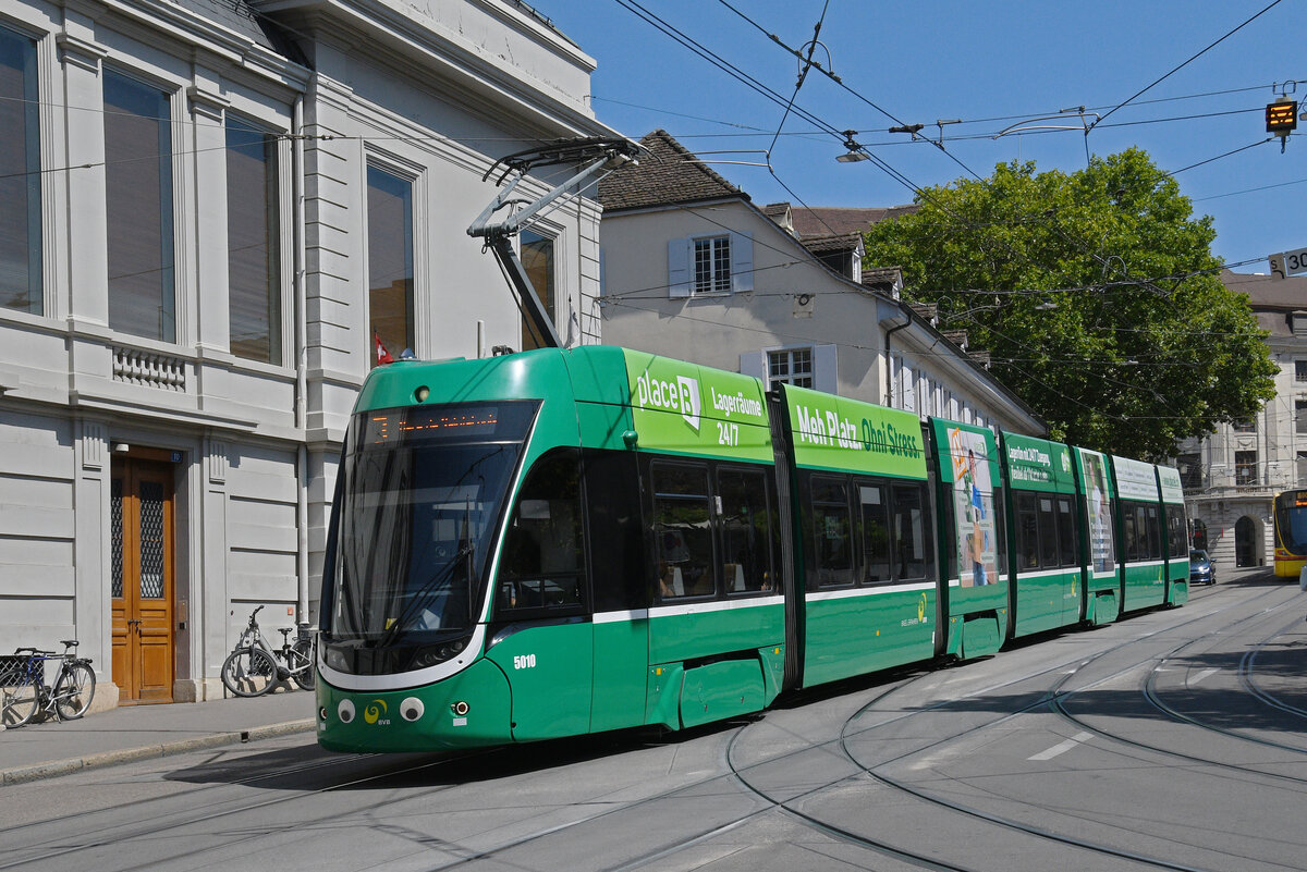Be 6/8 Flexity 5010, auf der Linie 3, fährt am 11.08.2025 den Steinenberg hinunter zur Haltestelle Barfüsserplatz. Aufnahme Basel.