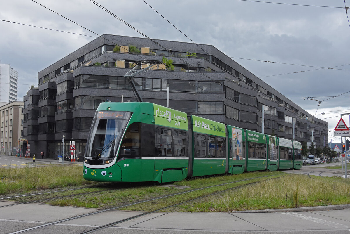Be 6/8 Flexity 5010, auf der Linie 1, überquert am 02.09.2025 den Lothringerplatz. Aufnahme Basel.