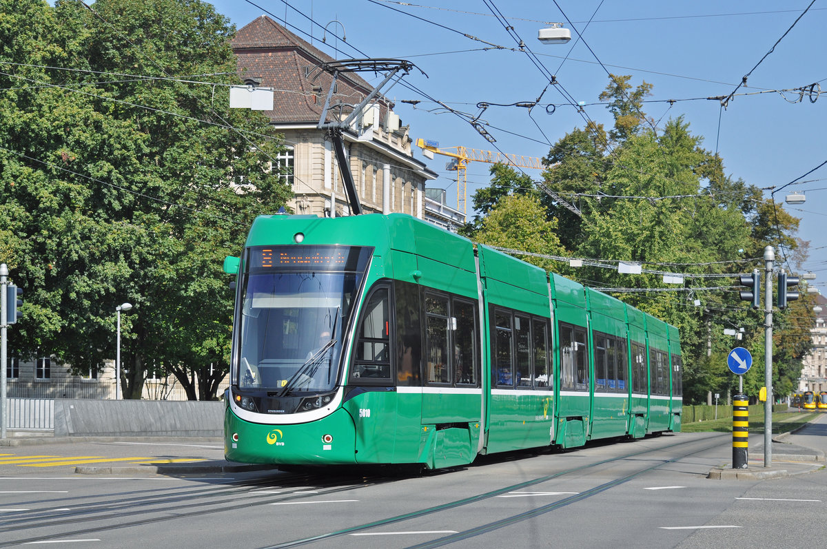 Be 6/8 Flexity 5010 fährt zur Haltestelle der Linie 8 am Bahnhof SBB. Die Aufnahme stammt vom 22.09.2016.