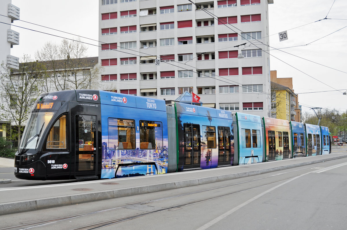 Be 6/8 Flexity 5010, mit der Werbung für Turkish Airlines, steht an der Haltestelle der Linie 8 in Kleinhüningen. Die Aufnahme stammt vom 01.04.2017.