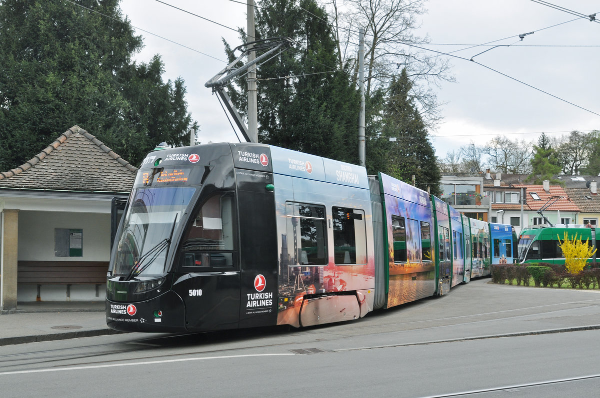 Be 6/8 Flexity 5010, mit der Werbung für Turkish Airlines, wartet an der Endstation der Linie 8 an der Neuweilerstrasse. Die Aufnahme stammt vom 01.04.2017.
