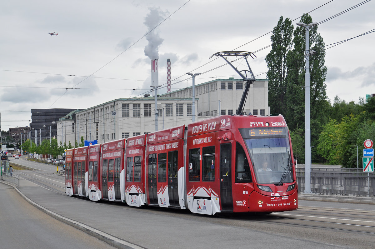 Be 6/8 Flexity 5010, mit der Turkish Airlines Werbung, überquert die Dreirosenbrücke. Die Aufnahme stammt vom 01.07.2017.