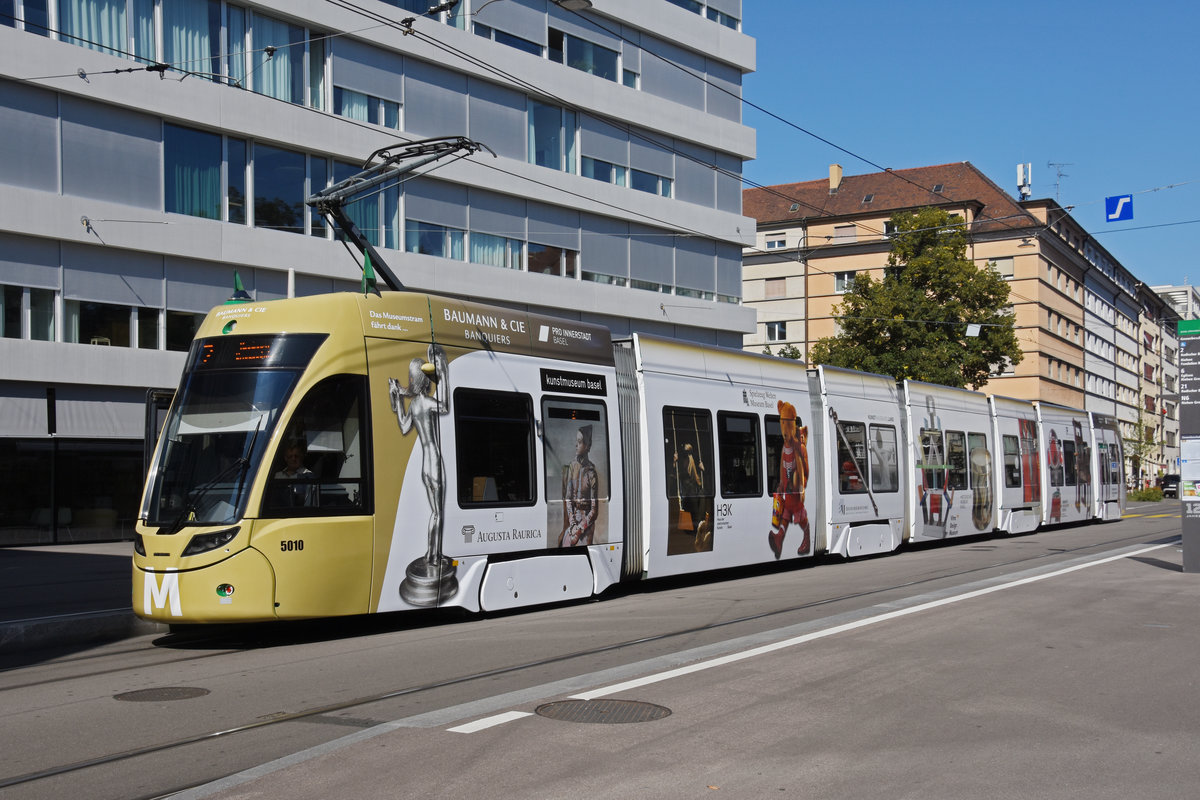 Be 6/8 Flexity 5010 mit der Werbung für die Basler Museen, auf der Linie 2, bedient die Haltestelle Gewerbeschule. Die Aufnahme stammt vom 08.09.2020.