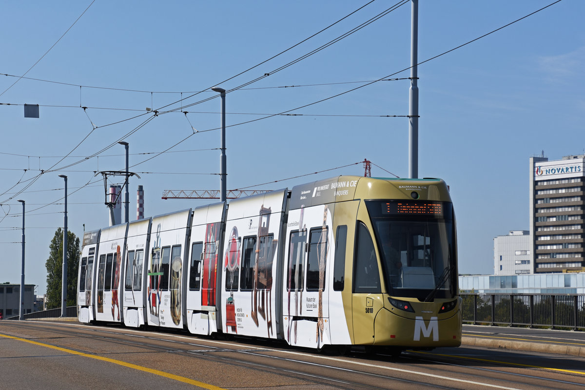 Be 6/8 Flexity 5010 mit der Werbung für die Basler Museen, auf der Linie 1, überquert die Dreirosenbrücke. Die Aufnahme stammt vom 14.09.2020.