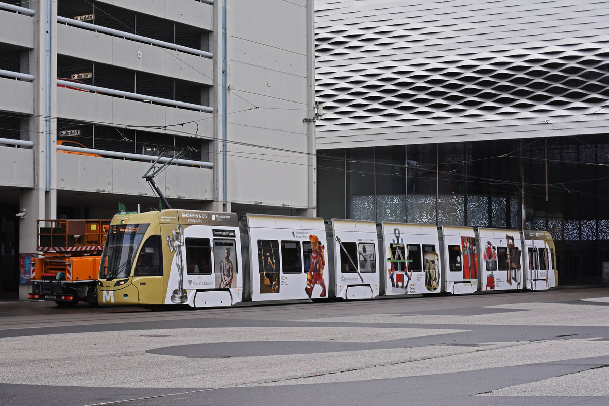 Be 6/8 Flexity 5010 mit der Werbung für die Basler Museen, auf der Linie 6, fährt zur Haltestelle Gewerbeschule. Die Aufnahme stammt vom 26.10.2020.