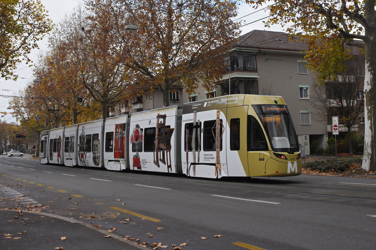 Be 6/8 Flexity 5010 mit der Werbung für die Basler Museen, auf der Linie 1, fährt zur Haltestelle Schützenhaus. Die Aufnahme stammt vom 16.11.2020.