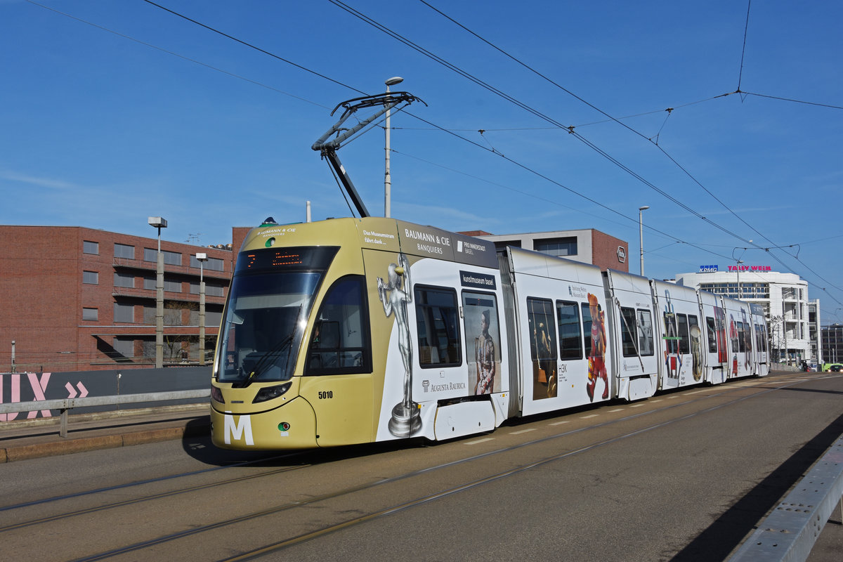 Be 6/8 Flexity 5010 mit der Werbung für die Basler Museen, auf der Linie 2, fährt zur Haltestelle IWB. Die Aufnahme stammt vom 20.02.2021.