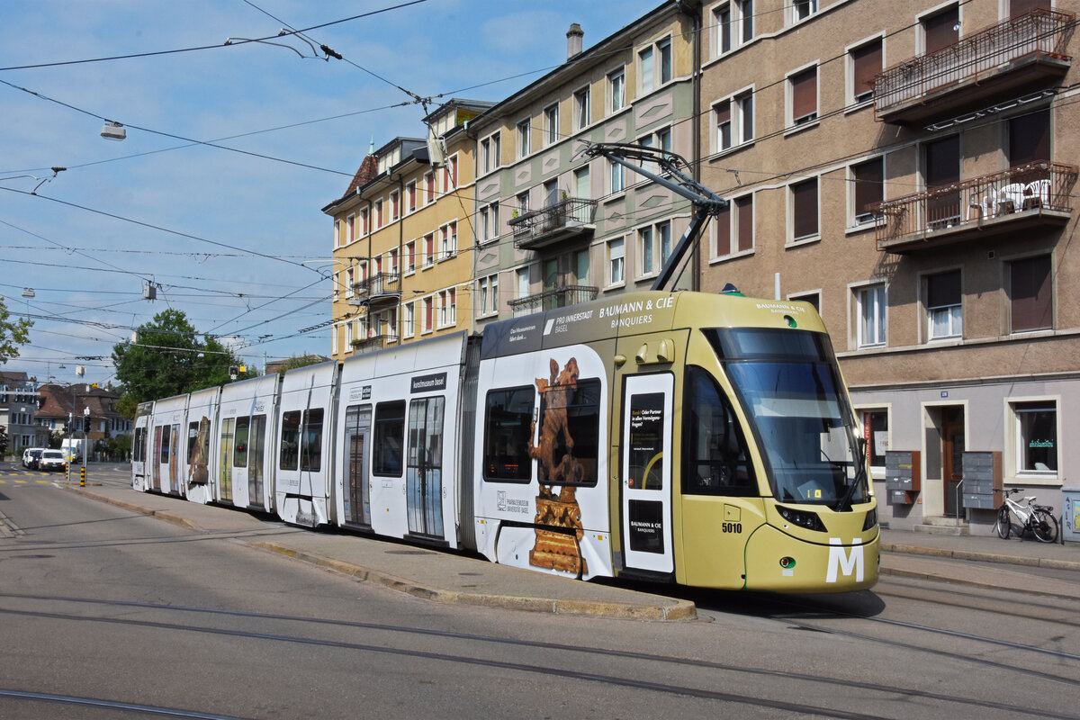 Be 6/8 Flexity 5010 mit der Werbung für die Basler Museen, auf der Linie 6, bedient die Haltestelle Morgartenring. Die Aufnahme stammt vom 20.08.2021.