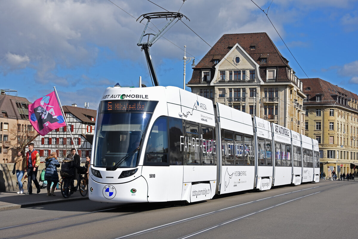 Be 6/8 Flexity 5010 mit der Werbung für ABT Automobile, auf der Linie 6, überquert die Mittlere Rheinbrücke. Die Aufnahme stammt vom 26.02.2022.