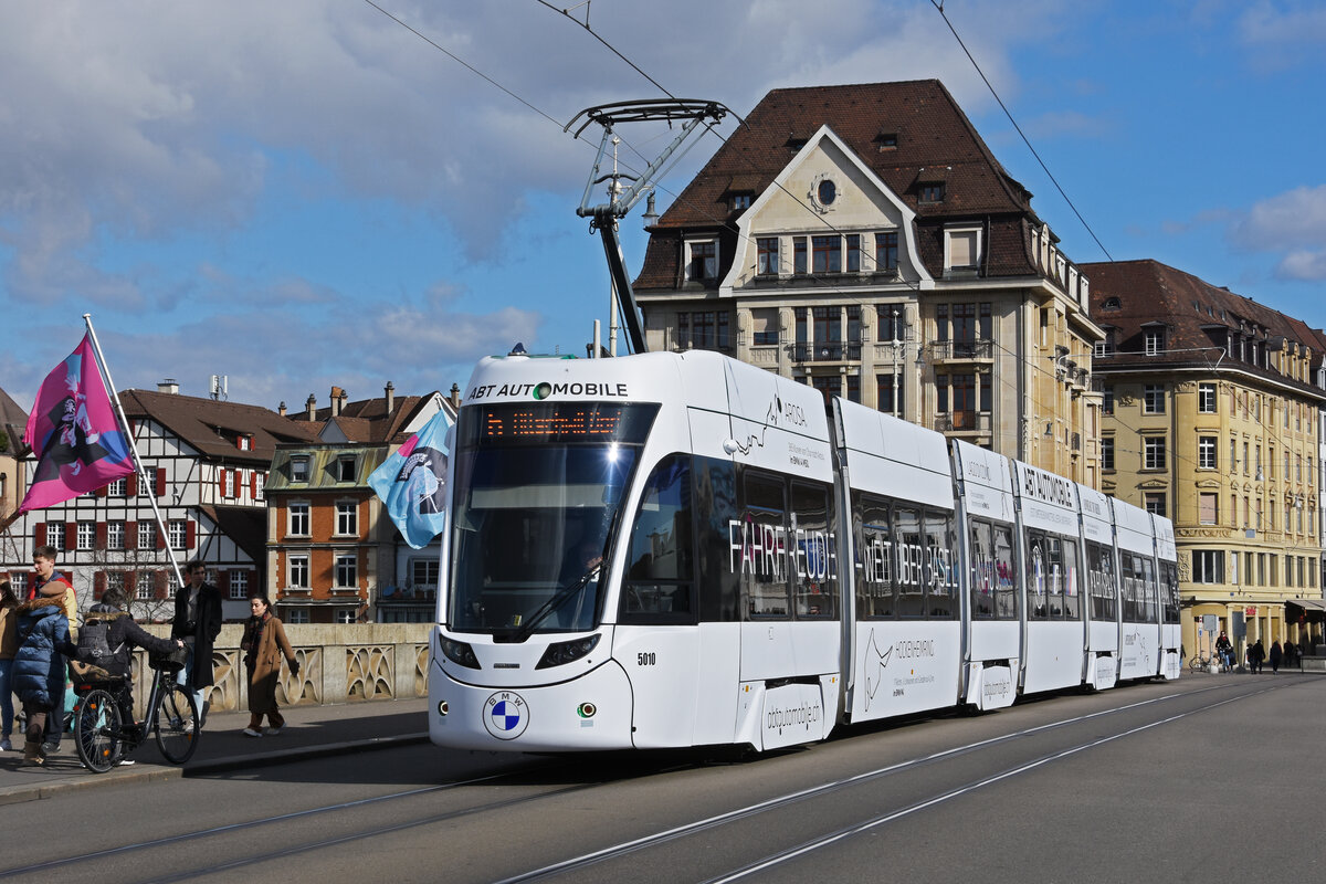 Be 6/8 Flexity 5010 mit der Werbung für ABT Automobile, auf der Linie 6, überquert die Mittlere Rheinbrücke. Die Aufnahme stammt vom 26.02.2022.