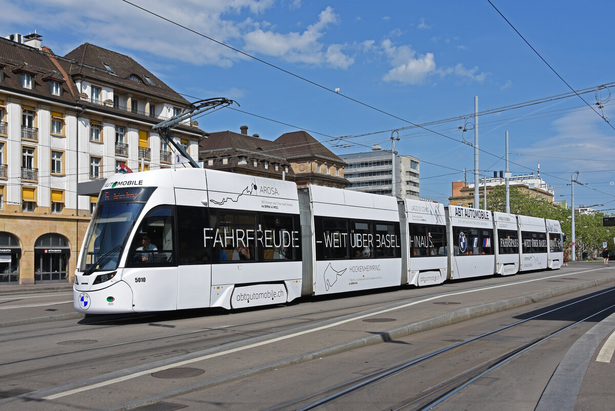 Be 6/8 Flexity 5010 mit der Werbung für ABT Automobile, auf der Linie 6, bedient die Haltestelle am badischen Bahnhof. Die Aufnahme stammt vom 20.05.2022.