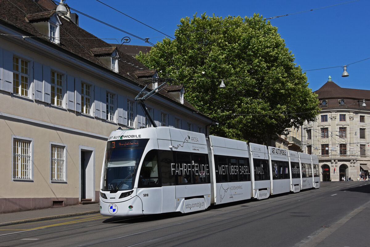 Be 6/8 Flexity 5010 mit der Werbung für ABT Automobile, auf der Linie 3, fährt den Steinenberg hinunter zur Haltestelle Barfüsserplatz. Die Aufnahme stammt vom 16.07.2022.