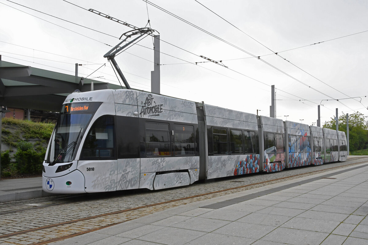 Be 6/8 Flexity 5010 mit der neuen Werbung für ABT Automobile, auf der Linie 3, wartet am 26.04.2023 an der Endstation beim Bahnhof Saint Louis.