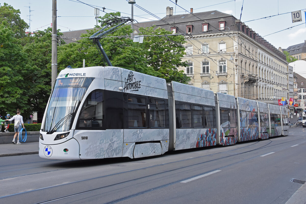 Be 6/8 Flexity 5010 mit der Werbung für ABT Automobile, auf der Linie 14, fährt am 08.06.2023 den Steinenberg hoch zur Haltestelle Bankverein.