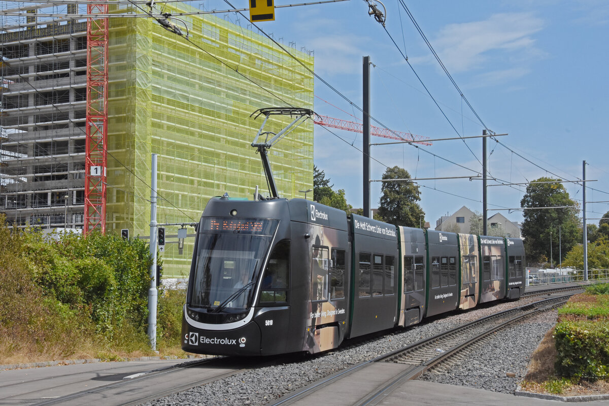 Be 6/8 Flexity 5010 mit der Elektrolux Werbung, auf der Linie 14, f�hrt am 10.08.2026 zur Haltestelle St. Jakob. Aufnahme Basel.