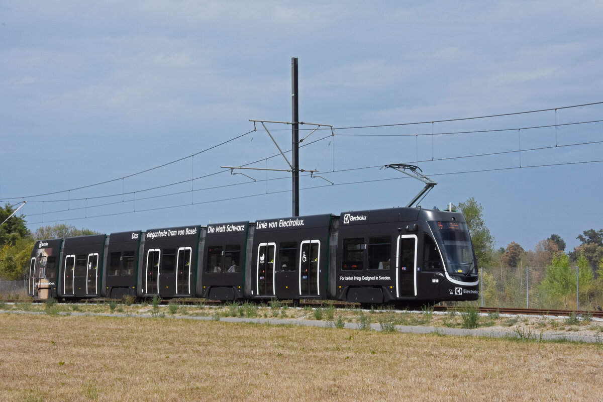 Be 6/8 Flexity 5010 mit der Elektrolux Werbung, auf der Linie 14, f�hrt am 10.08.2026 zur Haltestelle Lachmatt. Aufnahme Muttenz.