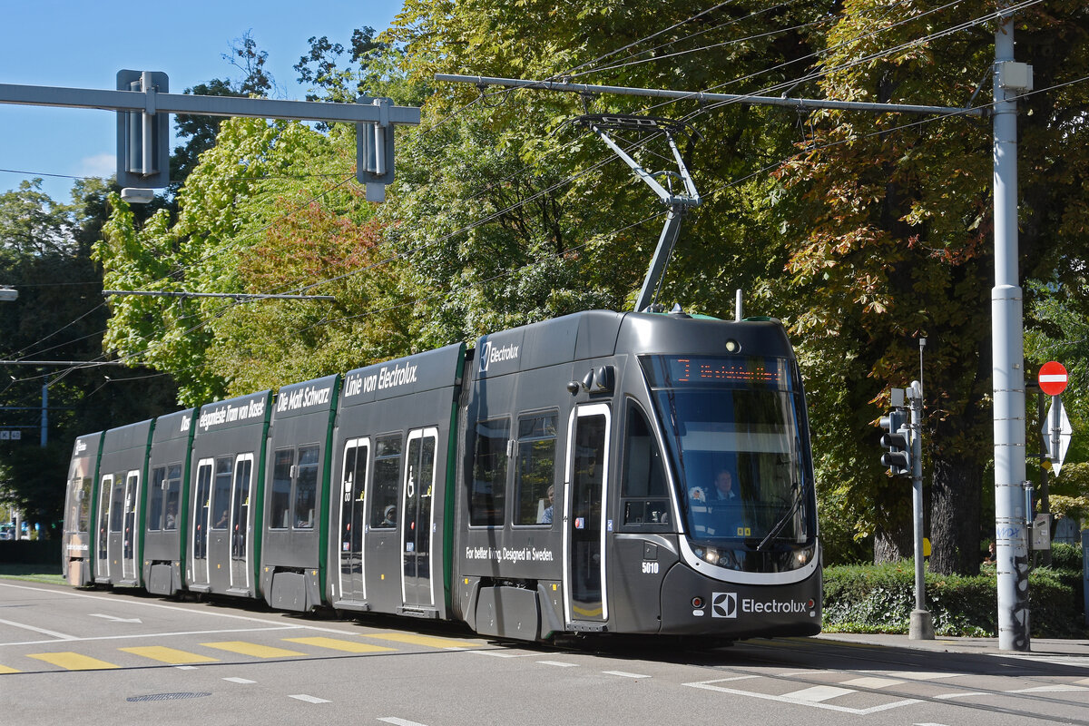 Be 6/8 Flexity 5010 mit der Elektrolux Werbung, auf der wegen einer Baustelle umgeleiteten Linie 3, f�hrt am 14.09.2026 zur Haltestelle am Aeschenplatz. Aufnahme Basel.