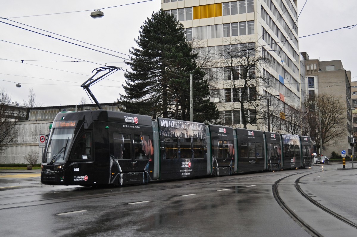 Be 6/8 Flexity 5010 mit einer Werbung für Turkish Airlines, auf der Linie 8, fährt an einem regnerischen Tag zur Haltestelle Wiesenplatz. Die Aufnahme stammt vom 02.03.2016.
