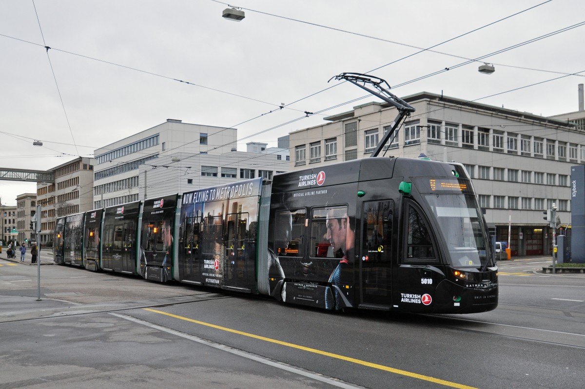 Be 6/8 Flexity 5010 mit einer Werbung für Turkish Airlines, auf der Linie 8, fährt an einem regnerischen Tag zur Haltestelle Wiesenplatz. Die Aufnahme stammt vom 03.03.2016.