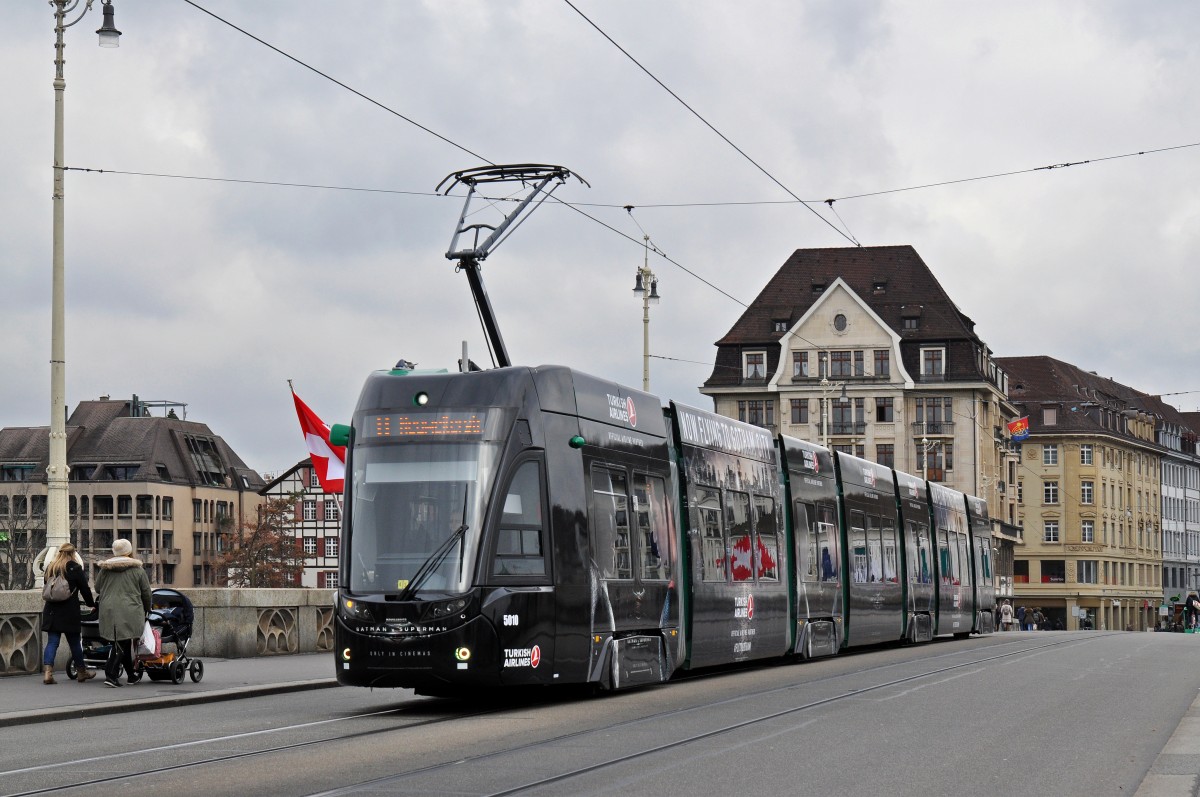 Be 6/8 Flexity 5010, mit der Werbung für Turkish Airlines, auf der Linie 8, überquert die Mittlere Rheinbrücke. Die Aufnahme stammt vom 08.03.2.2016.