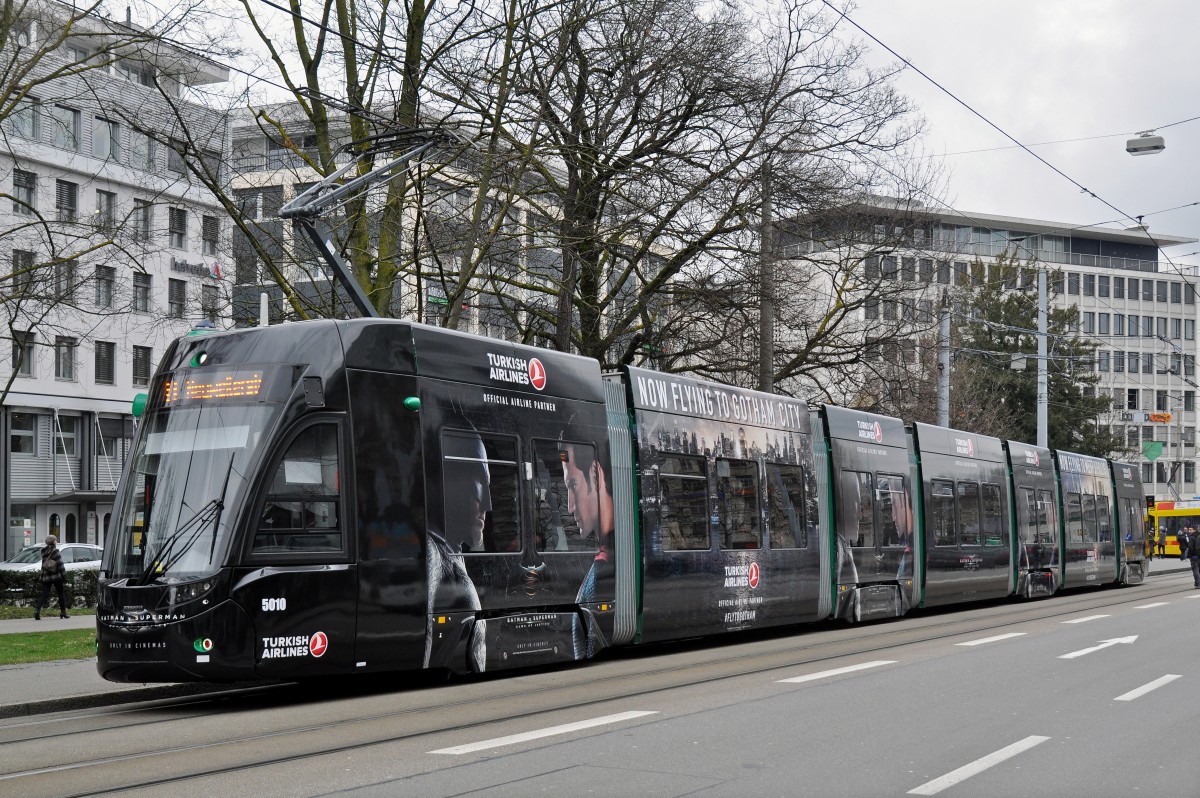 Be 6/8 Flexity 5010, mit einer Werbung für Turkish Airlines, auf der Linie 8, bedient die Haltestelle am Aeschenplatz. Die Aufnahme stammt vom 08.03.2016.