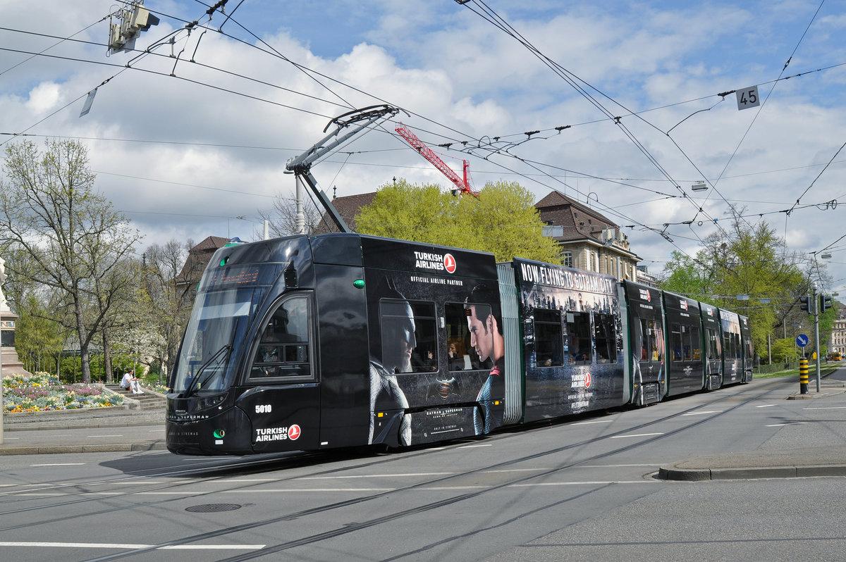 Be 6/8 Flexity 5010 mit der Werbung für Turkish Airlines, auf der Linie 8, fährt zur Haltestelle am Bahnhof SBB. Die Aufnahme stammt vom 14.04.2016.