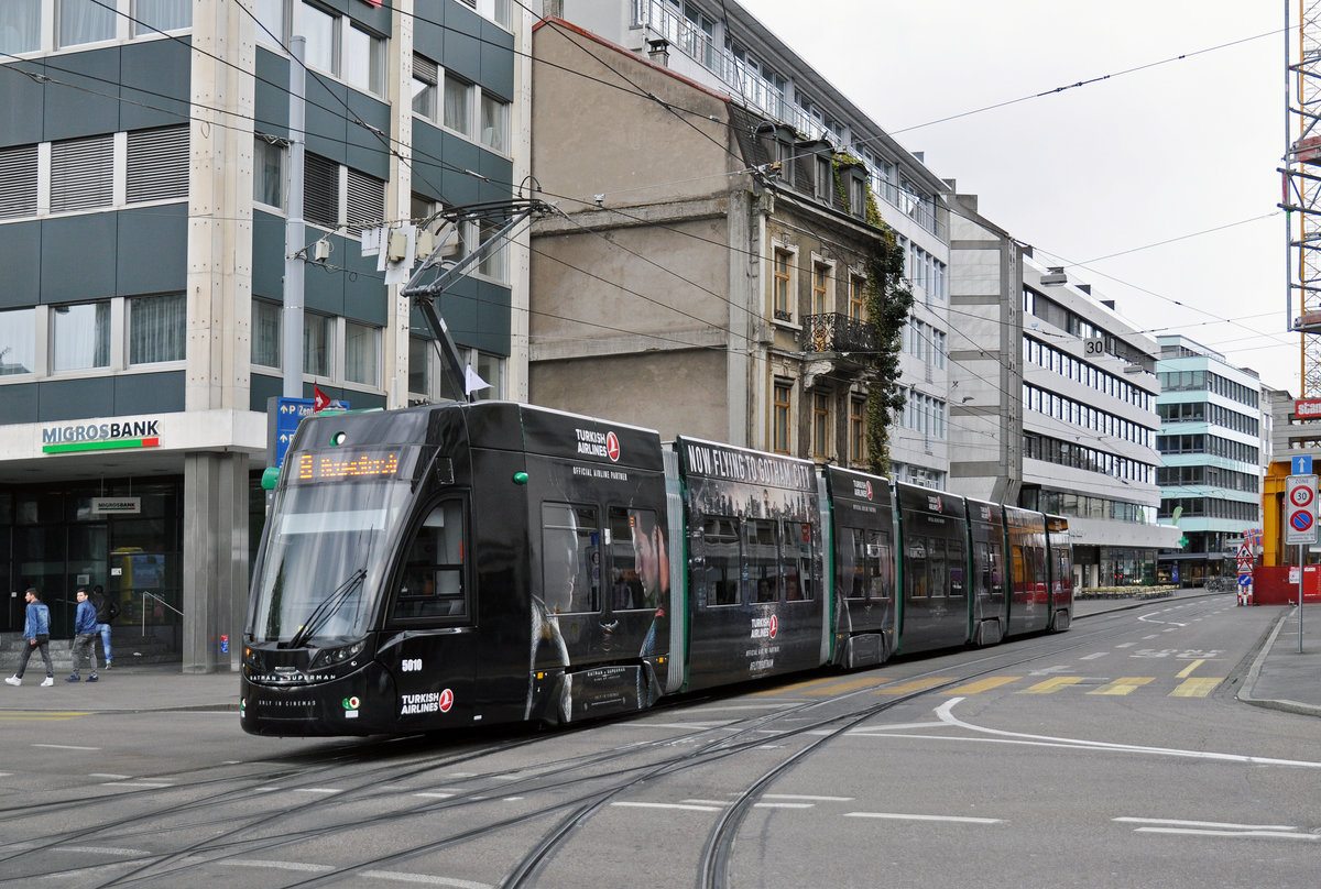 Be 6/8 Flexity 5010, mit der Turkish Airlines Werbung, fährt zur Haltestelle der Linie 8 am Aeschenplatz. Die Aufnahme stammt vom 24.04.2016.