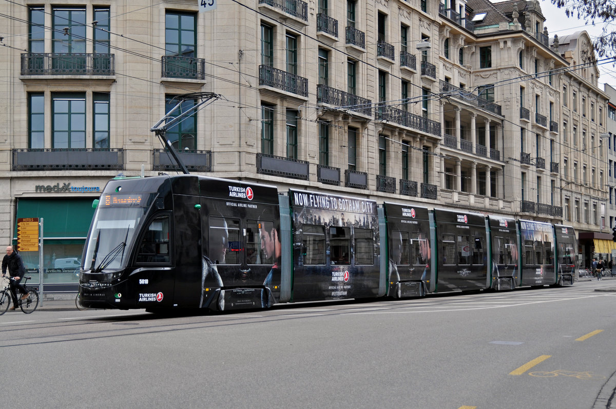 Be 6/8 Flexity 5010,mit einer Werbung für Turkish Airlines, fährt zur Haltestelle der Linie 8 an der Markthalle. Die Aufnahme stammt vom 05.04.2016.