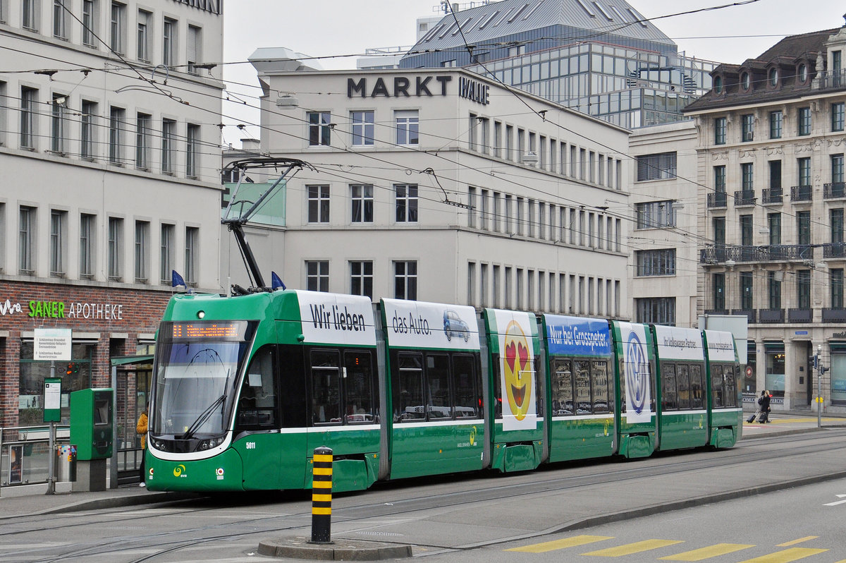 Be 6/8 Flexity 5011, auf der Linie 8, bedient die Haltestelle Markthalle. Die Aufnahme stammt vom 24.03.2017.