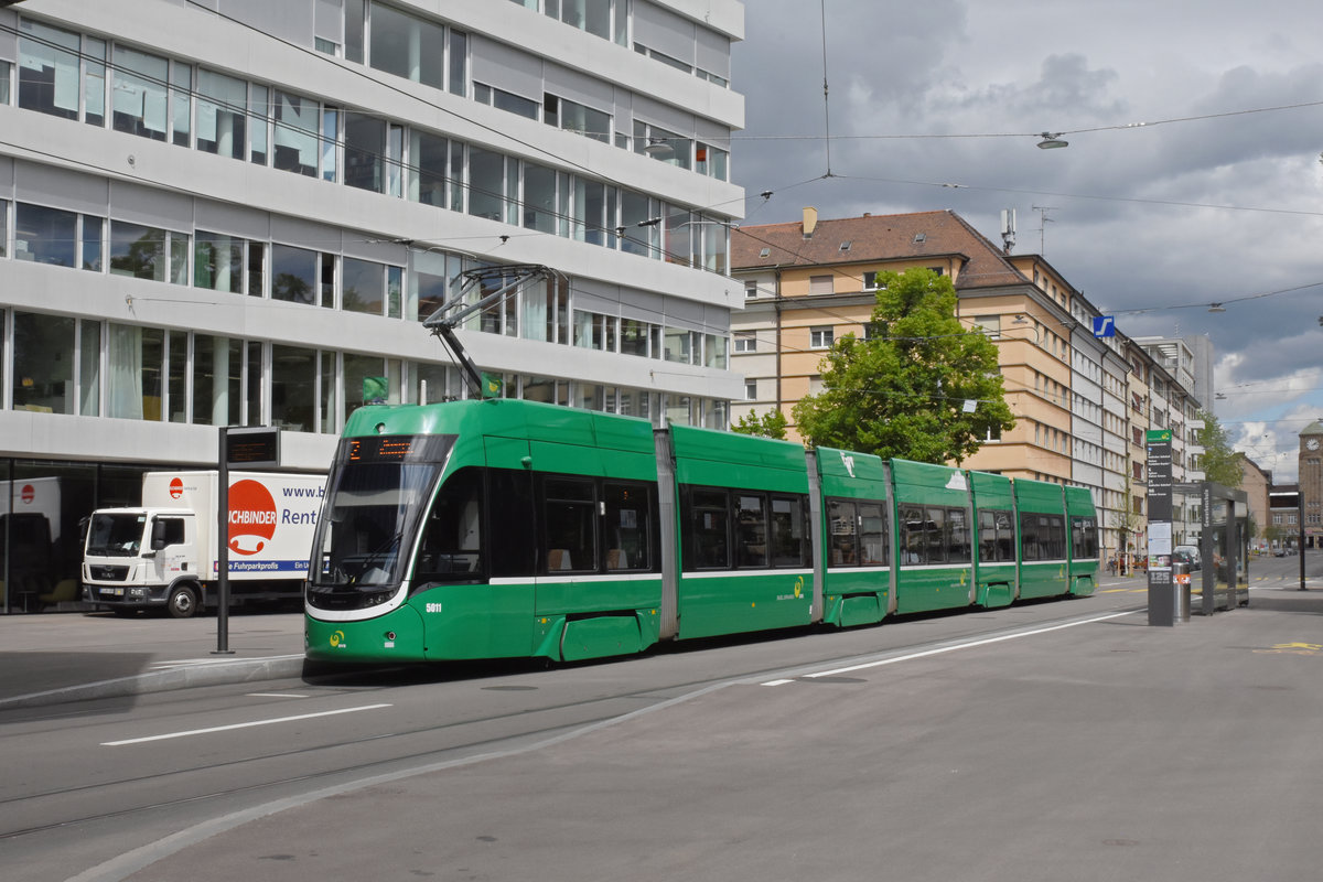 Be 6/8 Flexity 5011, auf der Linie 2, bedient die Haltestelle Gewerbeschule. Die Aufnahme stammt vom 29.04.2020.