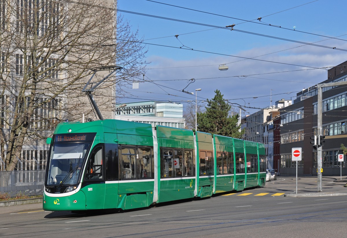 Be 6/8 Flexity 5011, auf der Linie 8, fährt zur Haltestelle CIBA. Die Aufnahme stammt vom 11.02.2016.
