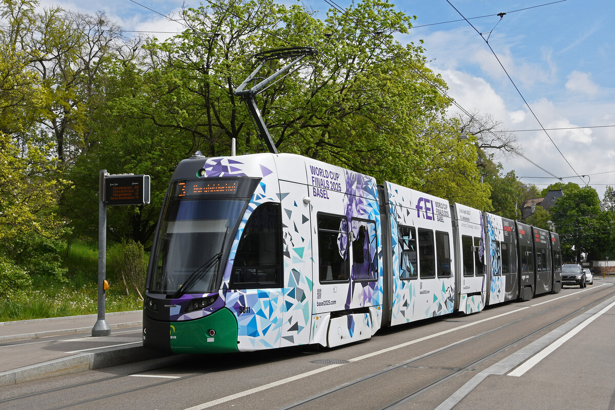 Be 6/8 Flexity 5011 mit der Werbung für Pferdeanlässe in Basel, auf der Linie 3, bedient am 26.04.2023 die Haltestelle St. Alban Tor.