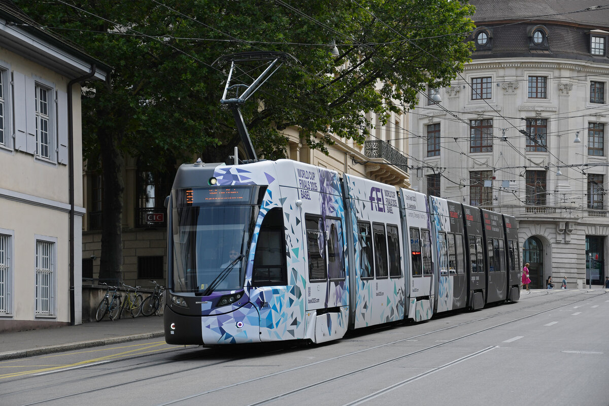 Be 6/8 Flexity 5011 mit der Werbung für Pferde Anlässe in Basel, auf der Linie 8, fährt am 10.07.2023 den Steinenberg hinunter zur Haltestelle Barfüsserplatz.