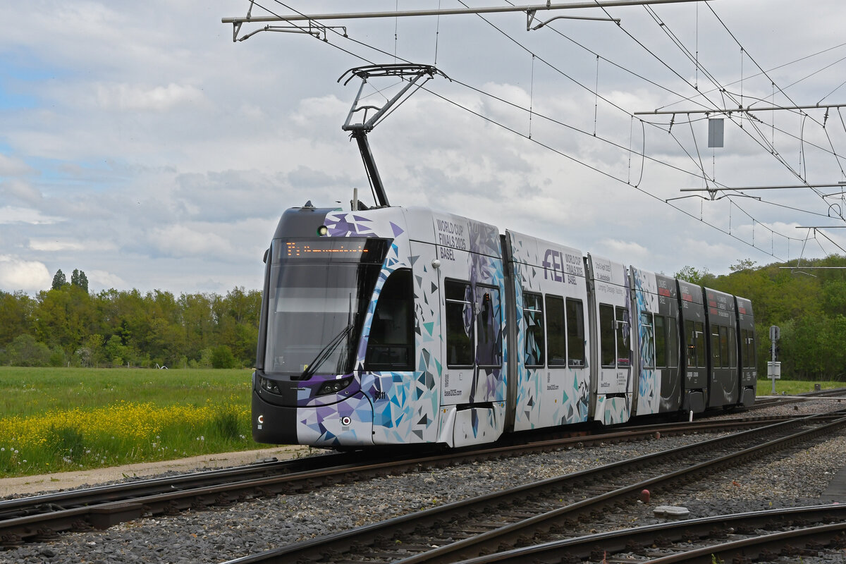 Be 6/8 Flexity 5011 mit der Werbung für Pferdeanlässe in Basel, auf der Linie 14, fährt am 26.04.2024 zur Haltestelle Rothausstrasse.