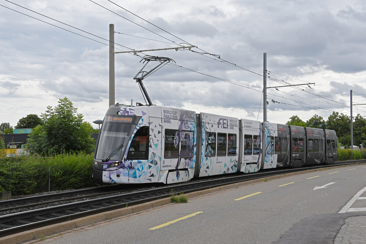 Be 6/8 Flexity 5011 mit der Werbung für Pferde Anlässe in Basel, auf der wegen einer Grossbaustelle zwischen Hardstrasse und Pratteln umgeleiteten Linie 14, fährt am 17.06.2024 zur Haltestelle Münchensteinerstrasse.