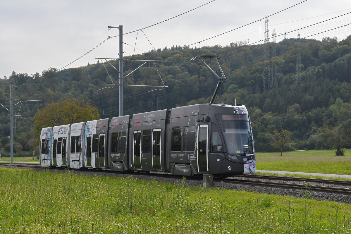 Be 6/8 Flexity 5011 mit der Werbung für Pferde Anlässe in Basel, auf der Linie 14, fährt am 25.09.2024 zur Haltestelle Rothausstrasse. Aufnahme Basel-Land.