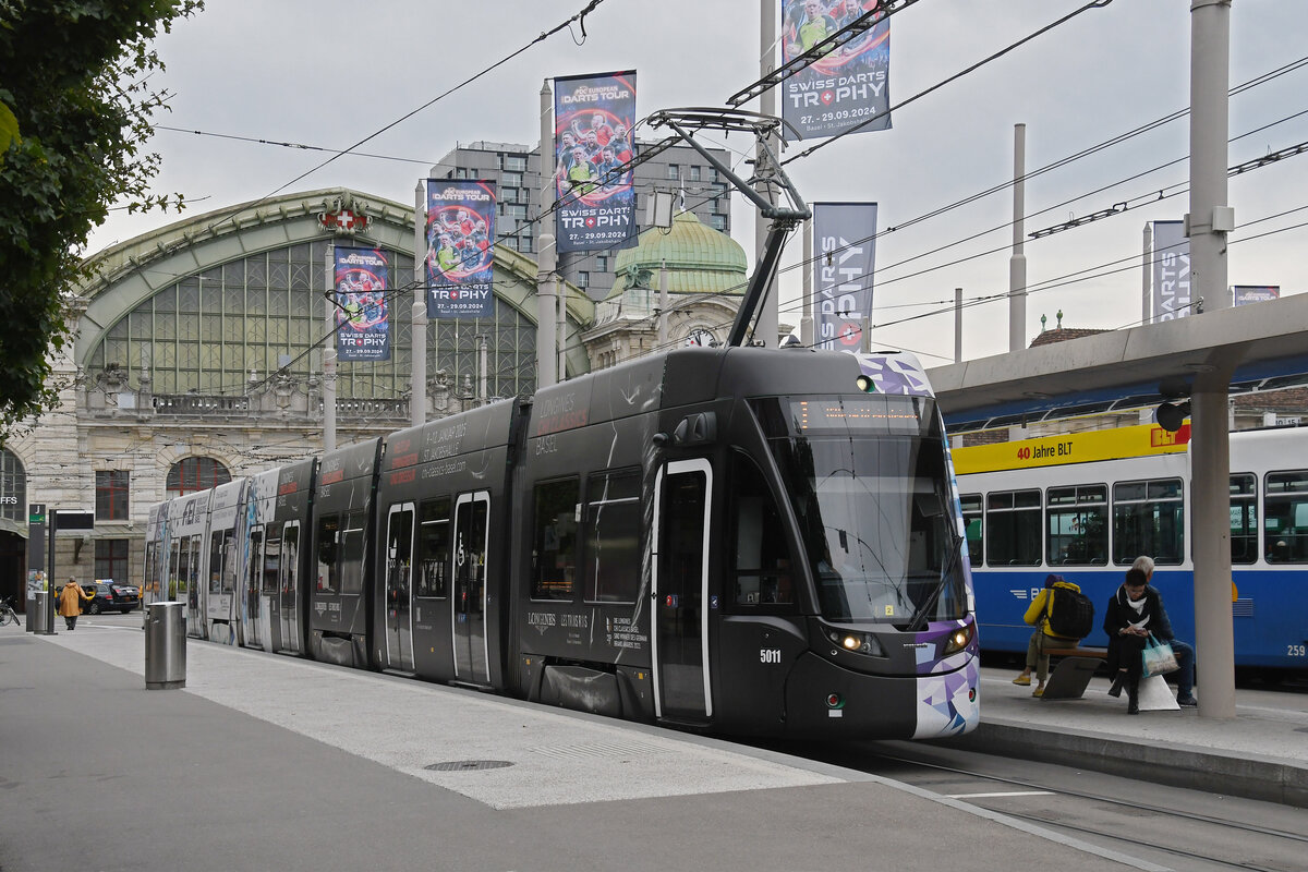 Be 6/8 Flexity 5011 mit der Werbung für Pferde Anlässe in Basel, auf der Linie 1, wartet am der Endstation am Bahnhof SBB. Aufnahme Basel.