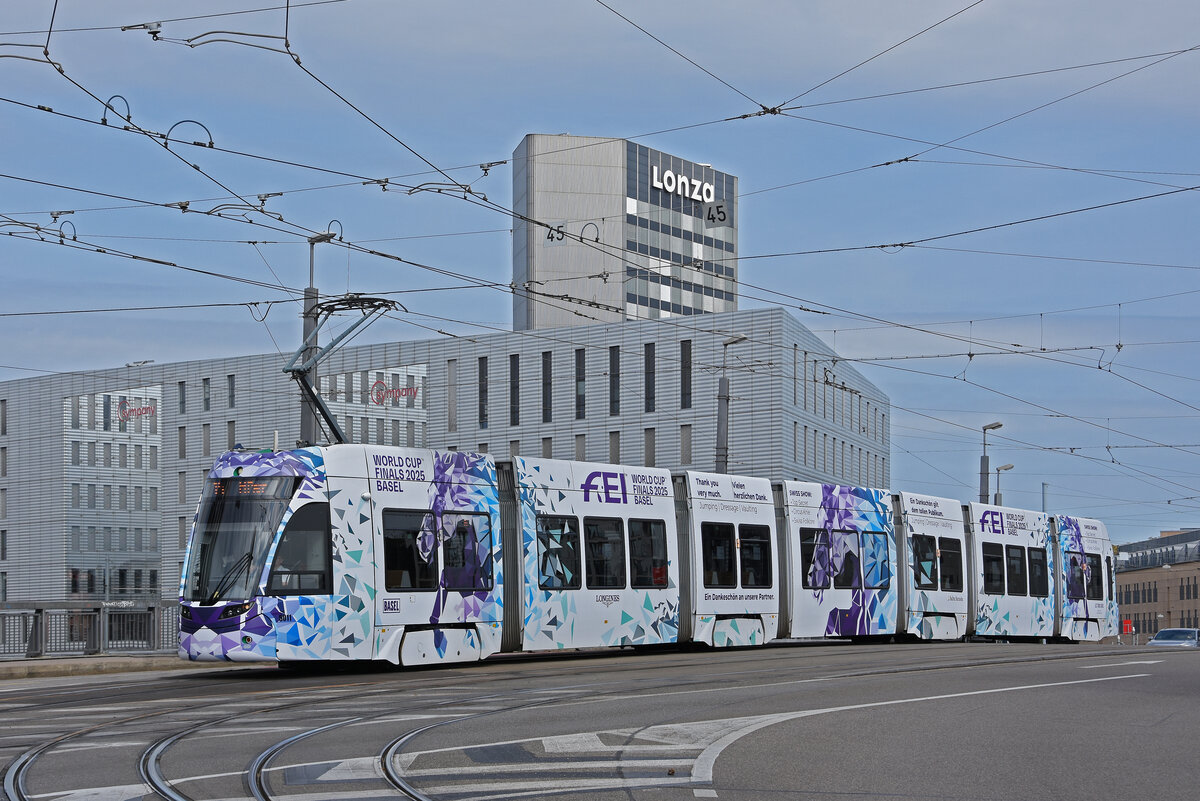 Be 6/8 Flexity 5011 mit der Werbung für Pferde Anlässe in Basel, auf der wegen einer Grossbaustelle umgeleiteten Linie 14, überquert am 23.08.2025 die Münchensteinerbrücke. Aufnahme Basel.