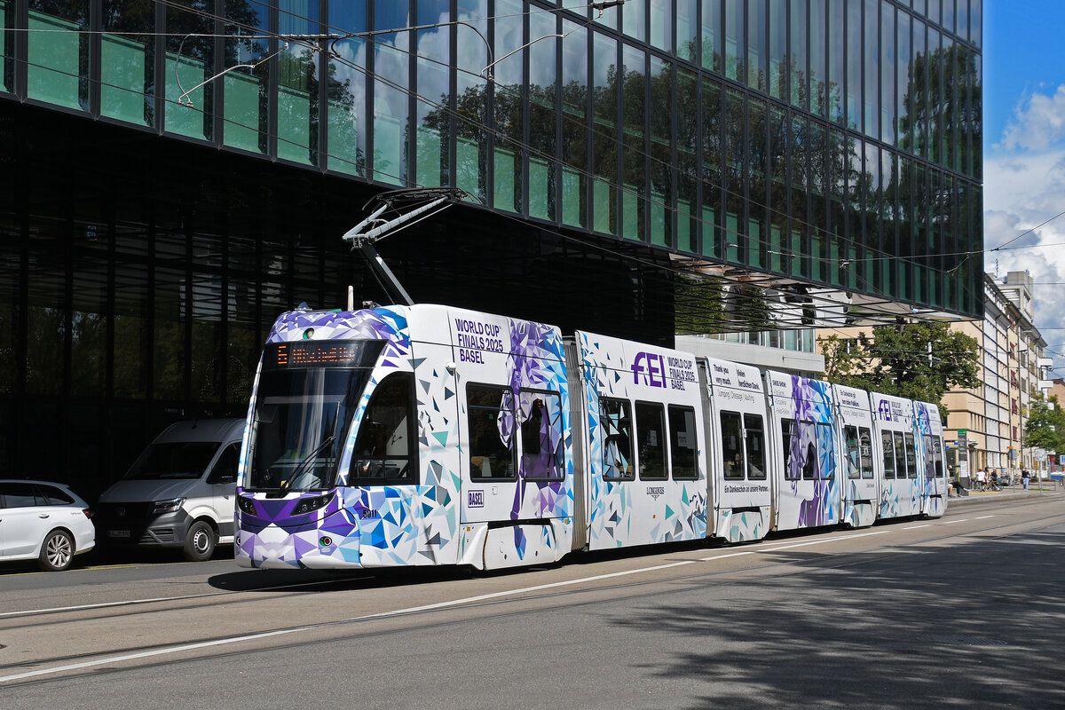 Be 6/8 Flexity 5011 mit der Werbung für Pferdeanlässe in Basel, auf der Linie 6, fährt am 05.09.2025 zur Haltestelle Messeplatz. Aufnahme Basel.