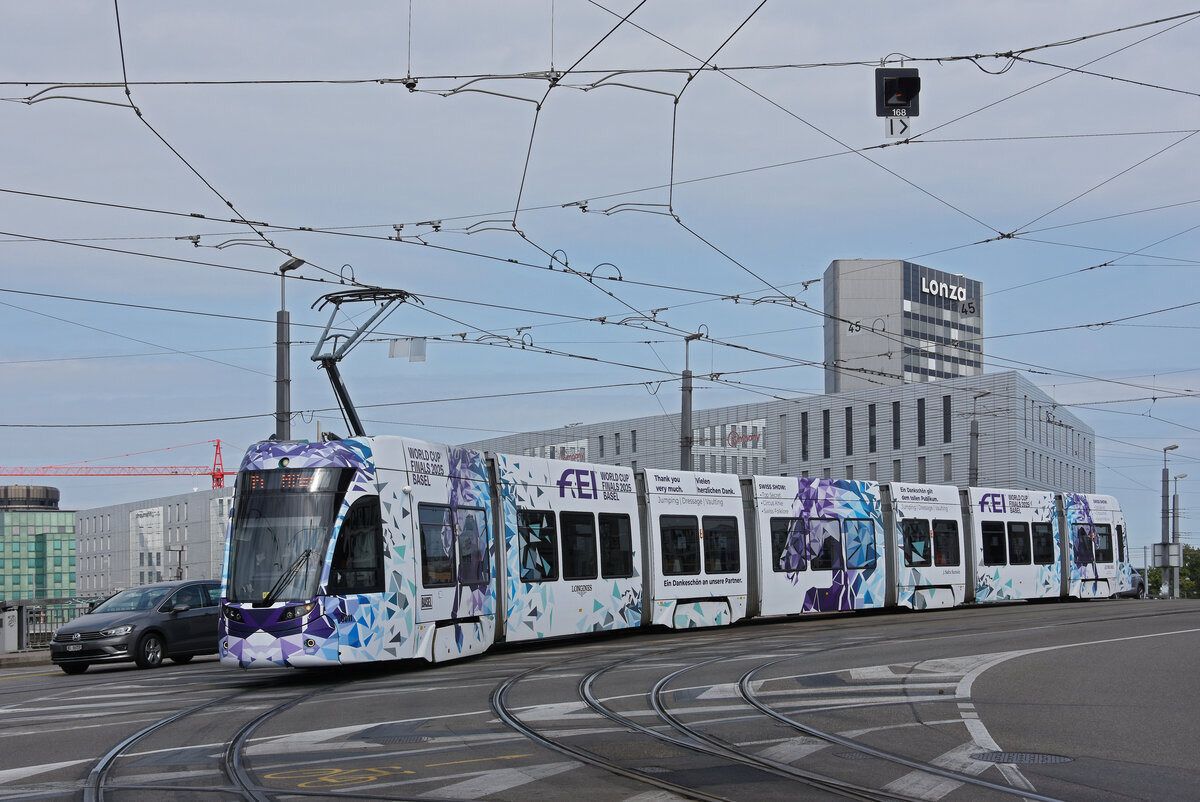 Be 6/8 Flexity 5011 mit der Werbung für Pferdeanlässe in Basel, auf der wegen einer Grossbaustelle umgeleiteten Linie 14 überquert am 23.08.2025 die Münchensteinerbrücke. Aufnahme Basel.