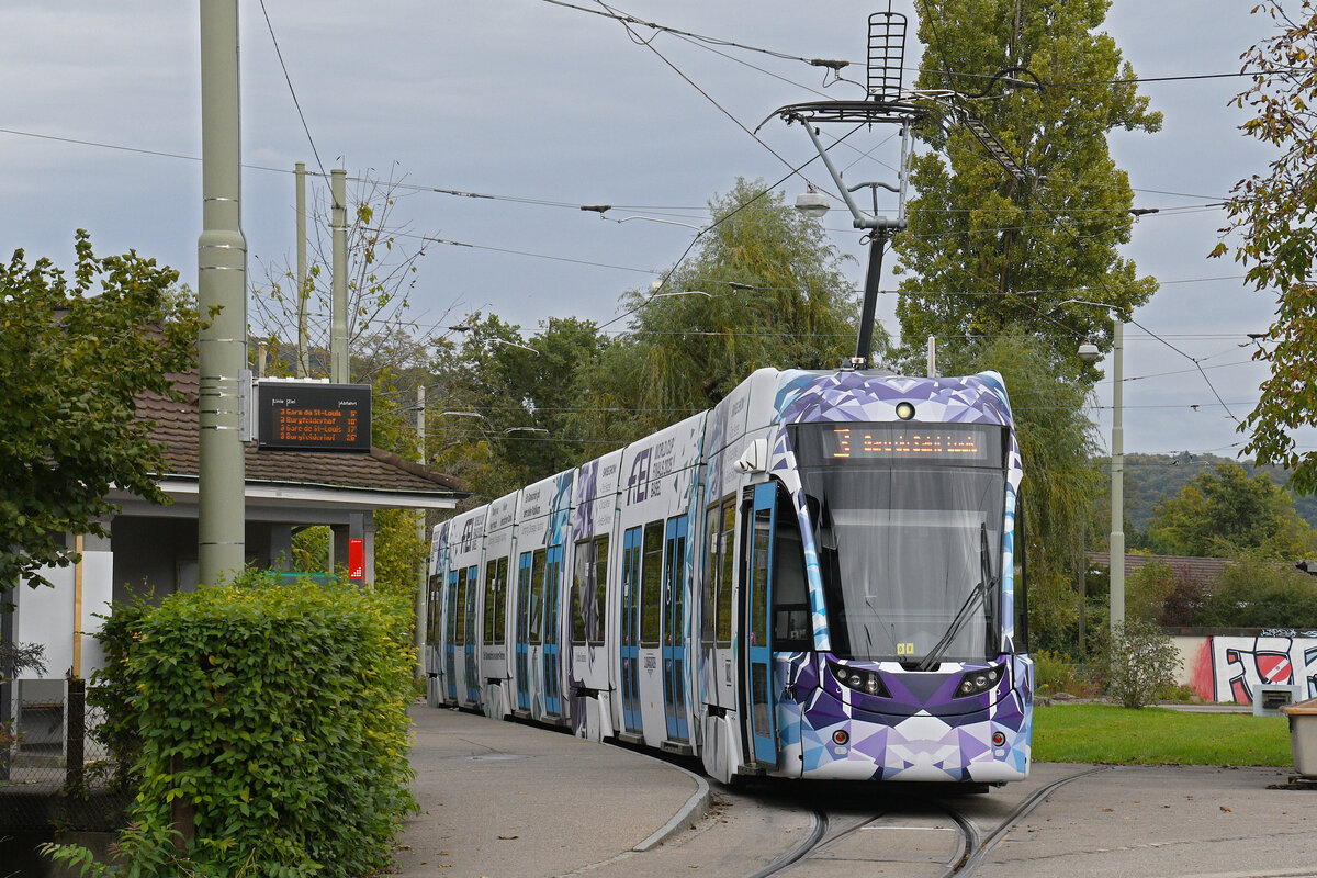 Be 6/8 Flexity 5011 mit der Werbung für Pferde Anlässe in Basel, auf der Linie 3, wartet am 06.10.2025 an der Endstation in Birsfelden.