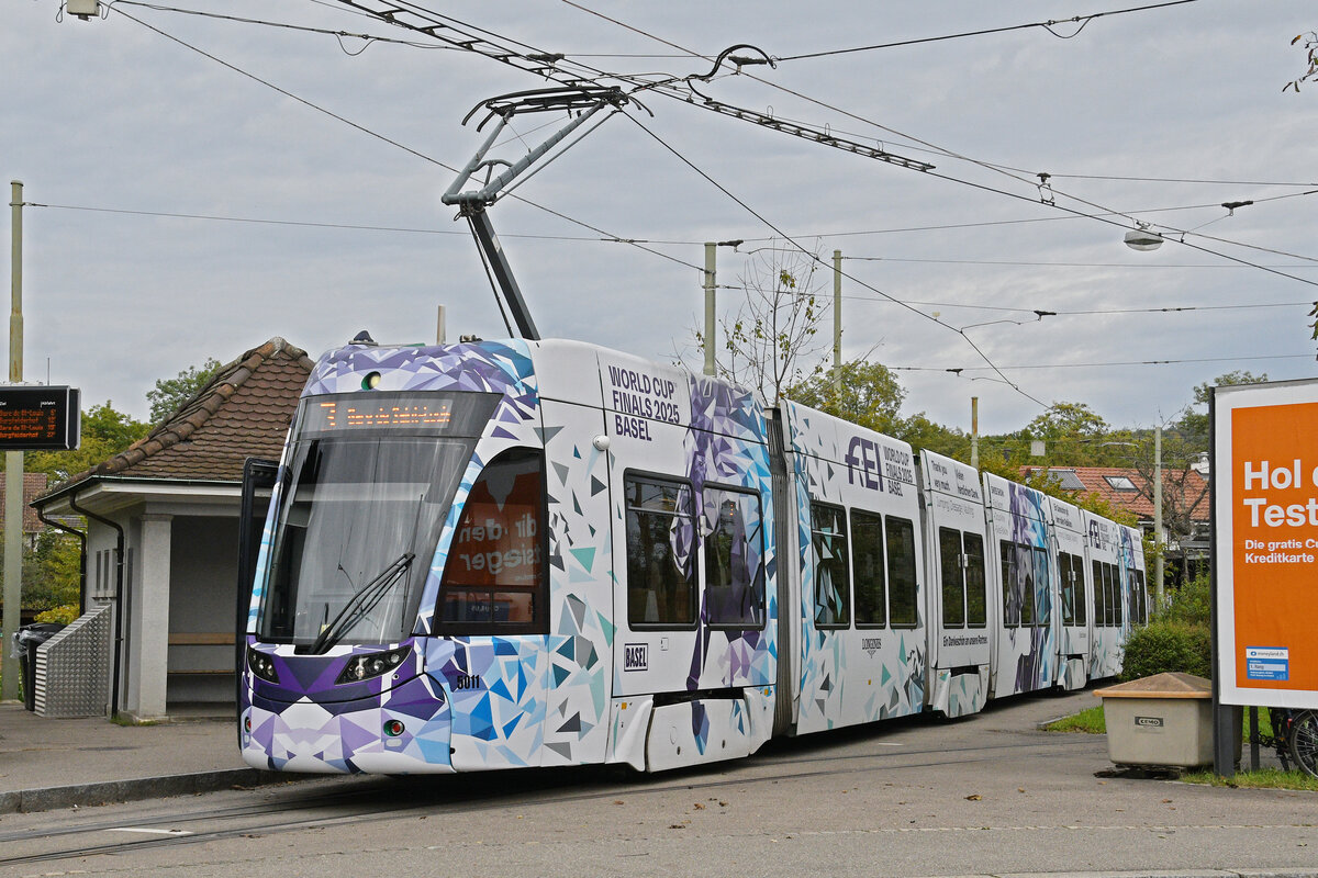 Be 6/8 Flexity 5011 mit der Werbung für Pferdeanlässe in Basel, auf der Linie 3, wartet am 06.10.2025 an der Endstation in Birsfelden.