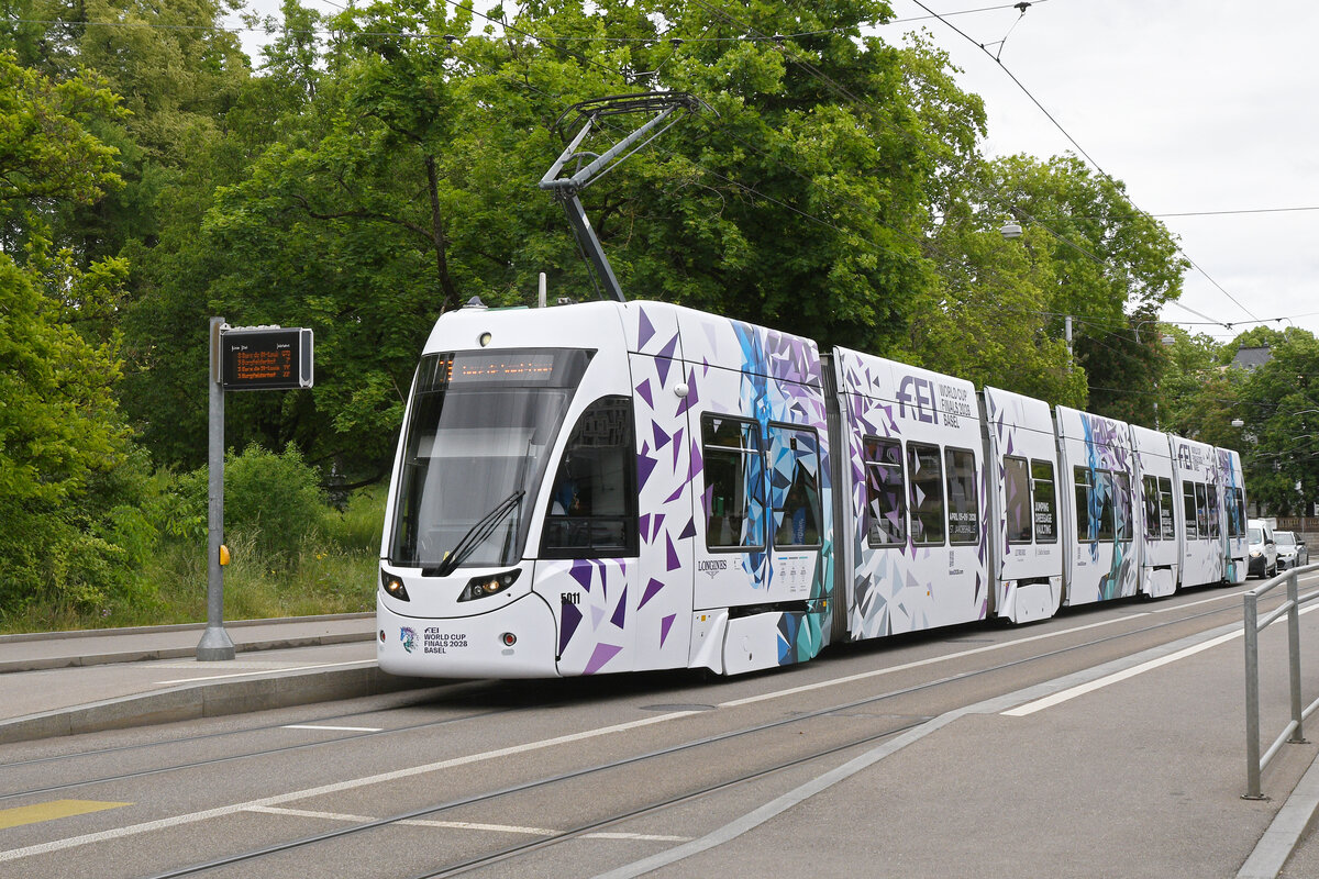Be 6/8 Flexity 5011 mit der Werbung f�r einen Pferdeanlass, auf der Linie 3, bedient am 11.05.2026 die Haltestelle St. Alban Tor. Aufnahme Basel.