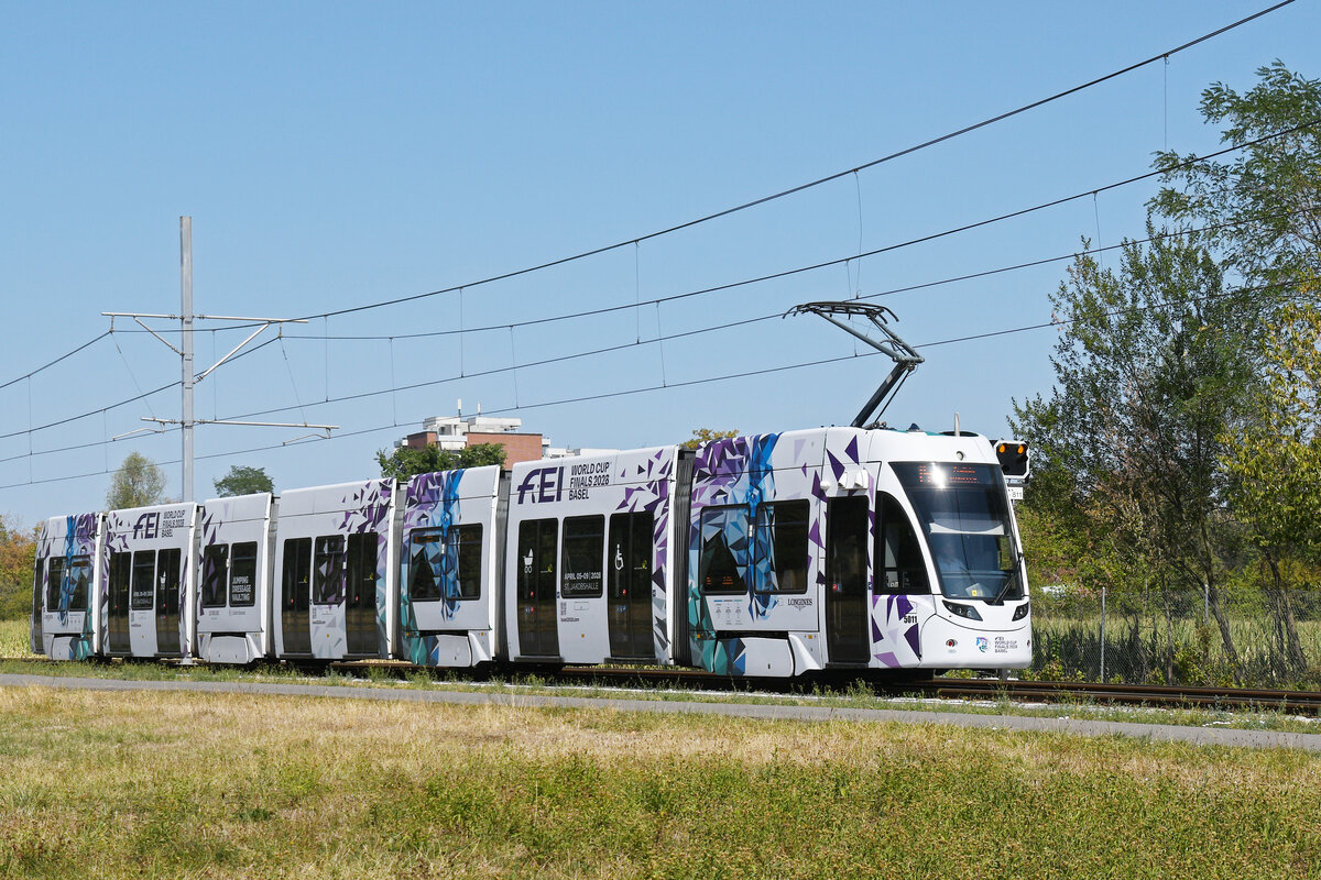 Be 6/8 Flexity 5011 mit der Werbung f�r einen Pferdeanlass, auf der Linie 14, f�hrt am 12.08.2026 zur Haltestelle Lachmatt. Aufnahme Pratteln.
