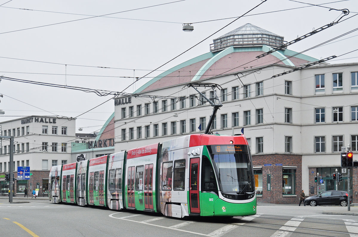 Be 6/8 Flexity 5012, auf der Linie 8, fährt zur Haltestelle am Bahnhof SBB. Die Aufnahme stammt vom 24.03.2017.