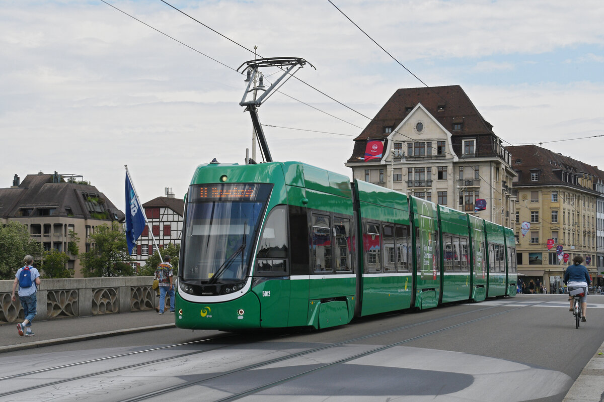 Be 6/8 Flexity 5012, auf der Linie 8, überquert am 14.07.2025 die Mittlere Rheinbrücke. Aufnahme Basel.